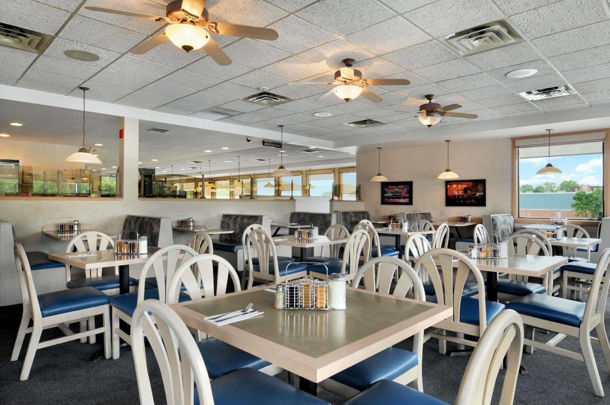 Days Inn By Wyndham Niagara Falls Lundys Lane Bagian luar foto