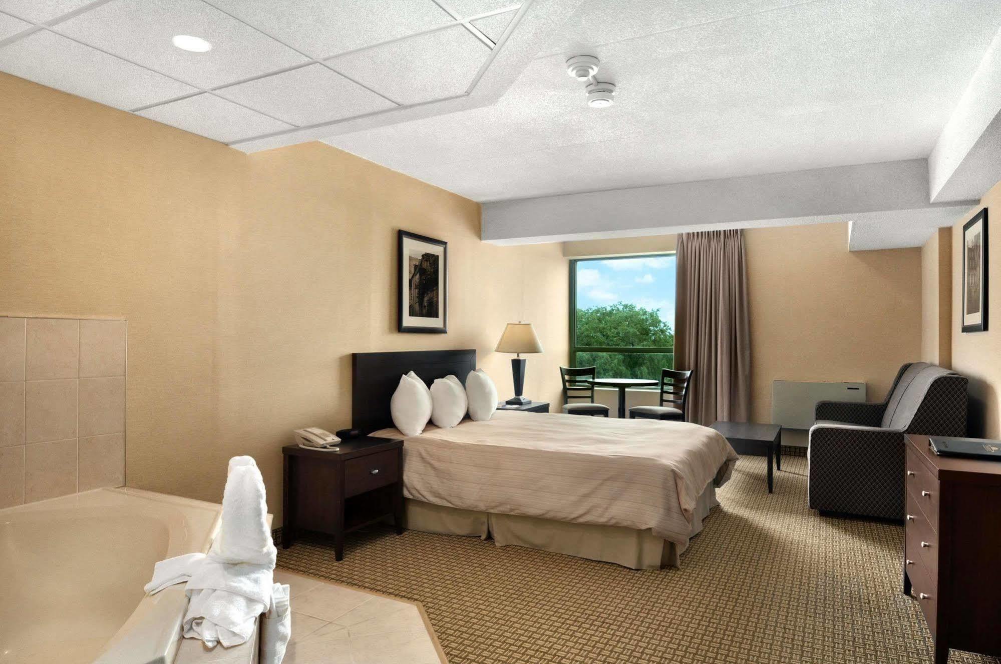 Days Inn By Wyndham Niagara Falls Lundys Lane Bagian luar foto